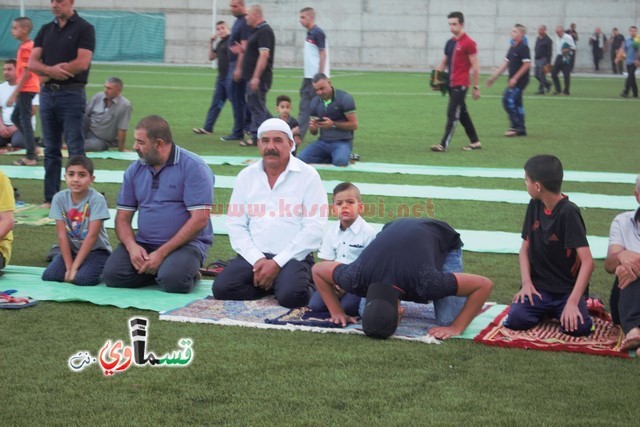 فيديو : المئات يؤدون صلاة عيد الأضحى والرئيس عادل بدير والأهالي يتصافحون ويهنئون ويعم السرور كل الحضور